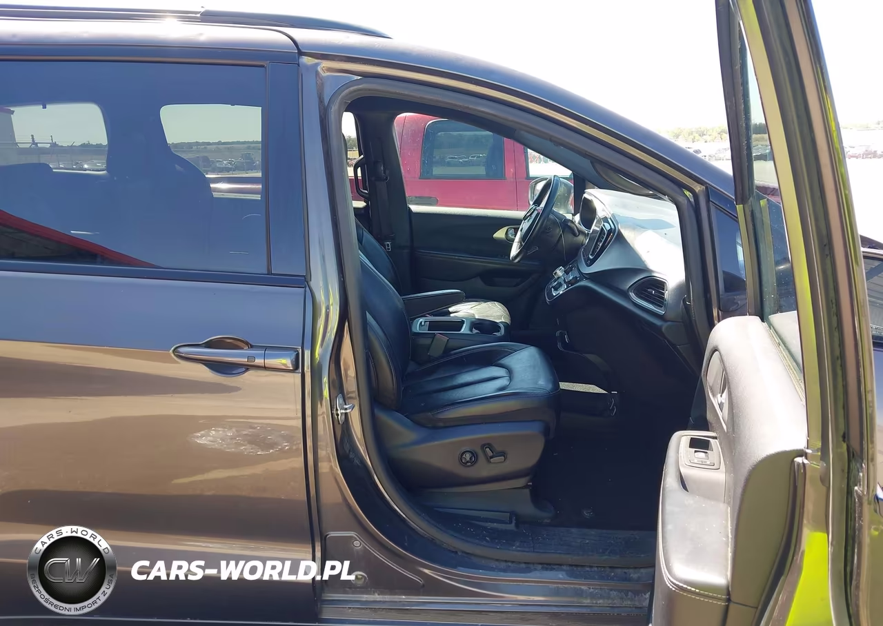 2018 Chrysler Pacifica Touring L Plus VIN:2C4RC1EG1JR158820 - 5