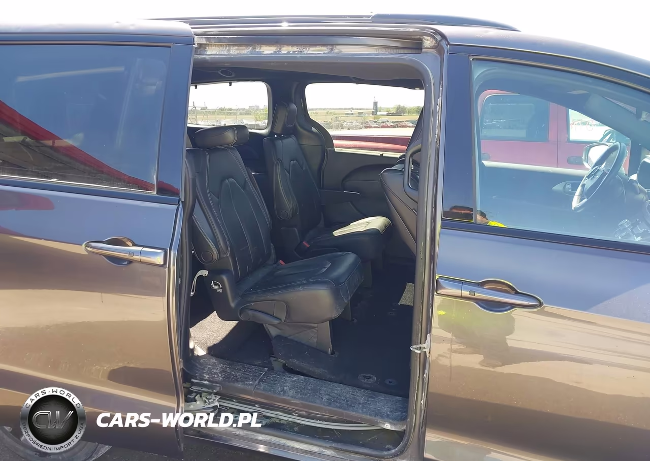 2018 Chrysler Pacifica Touring L Plus VIN:2C4RC1EG1JR158820 - 8