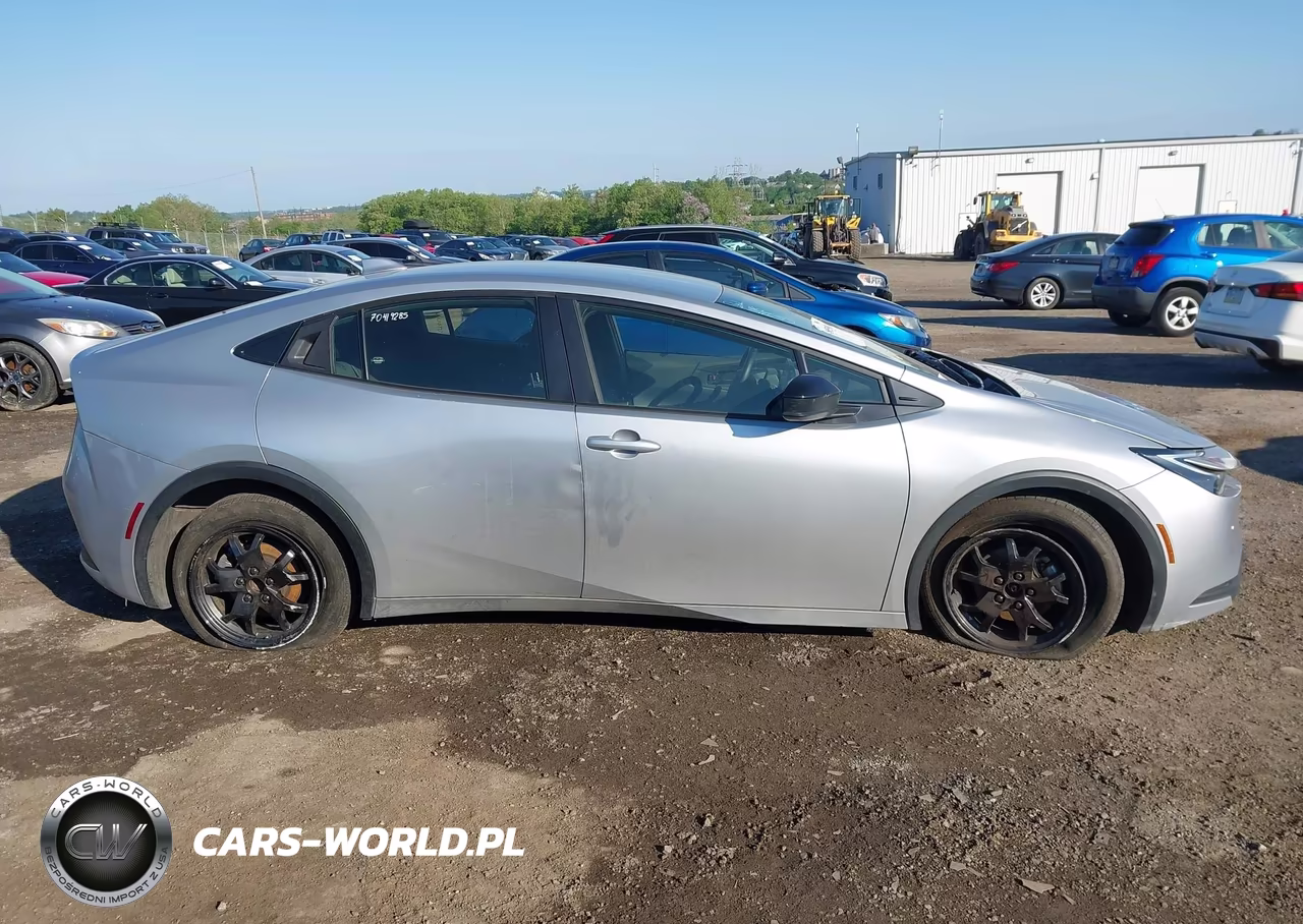 2023 Toyota Prius Le VIN:JTDACAAU9P3004527 - 13