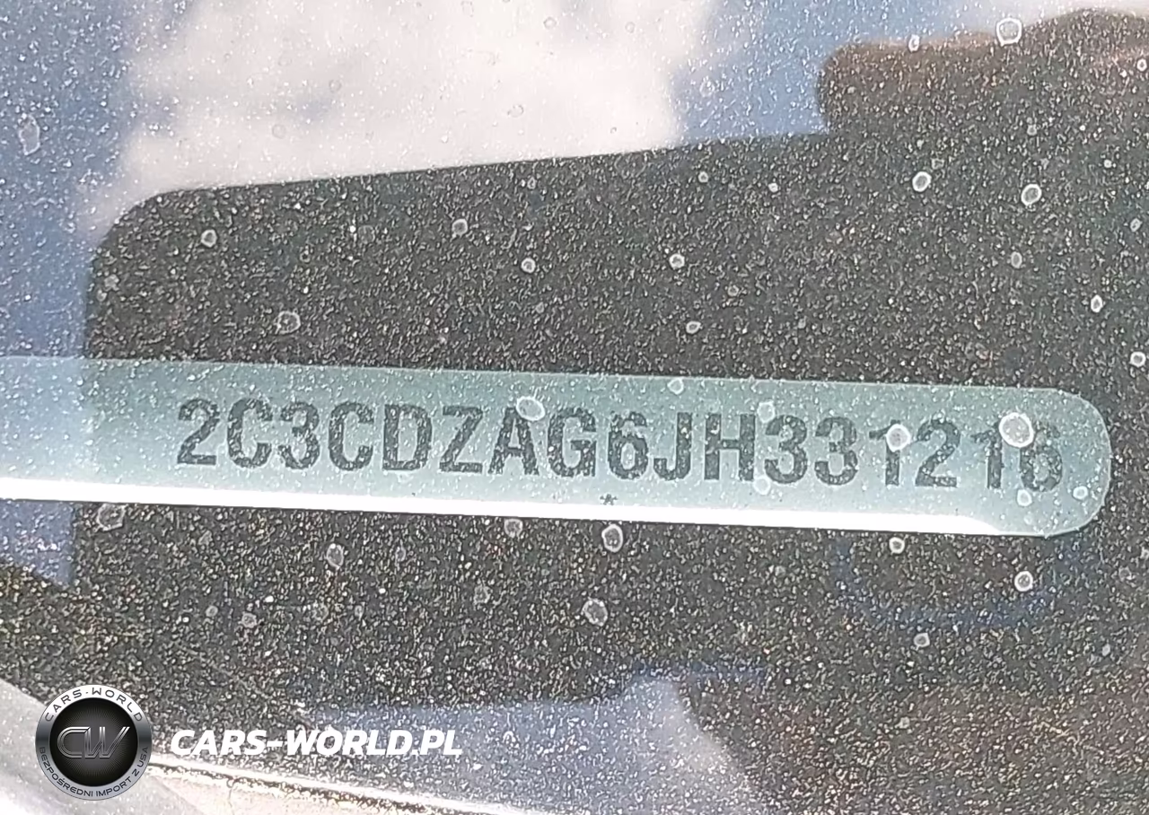 2018 Dodge Challenger Sxt VIN:2C3CDZAG6JH331216 - 9