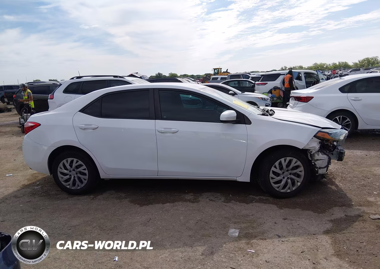 2018 Toyota Corolla Le VIN:2T1BURHE0JC985909 - 13