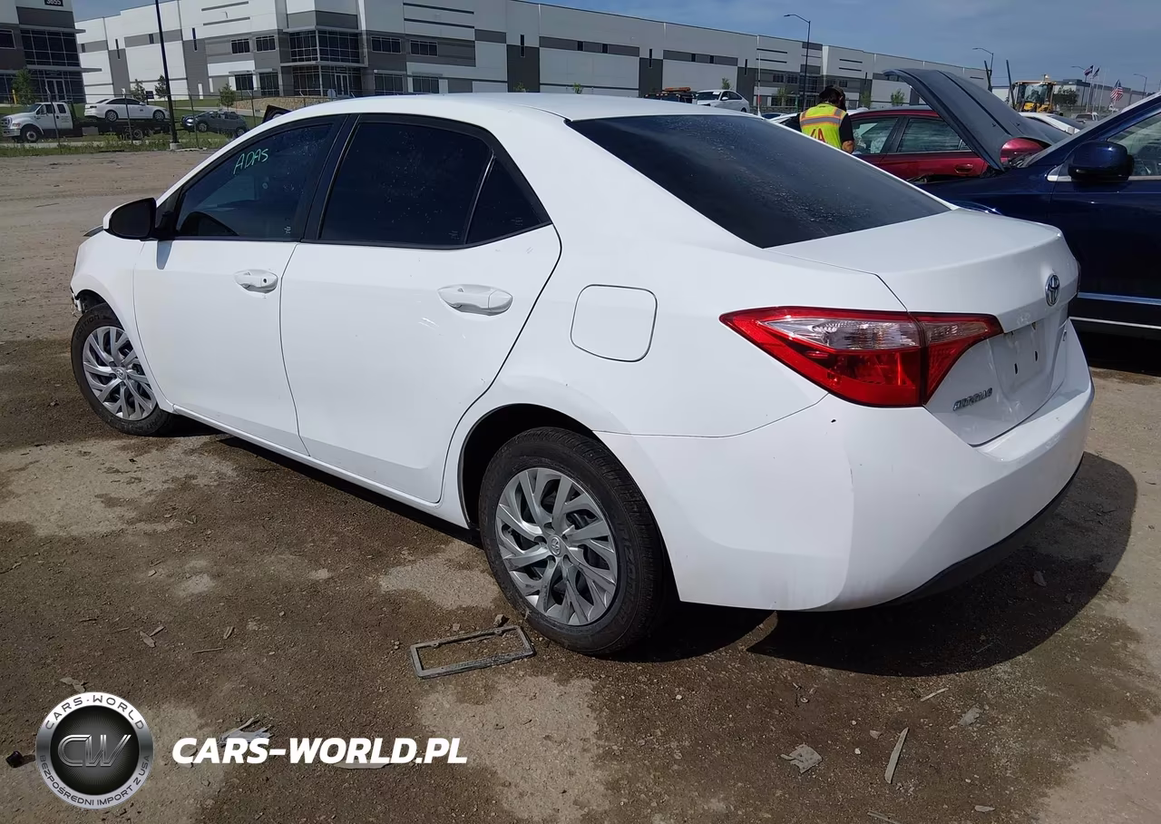 2018 Toyota Corolla Le VIN:2T1BURHE0JC985909 - 3