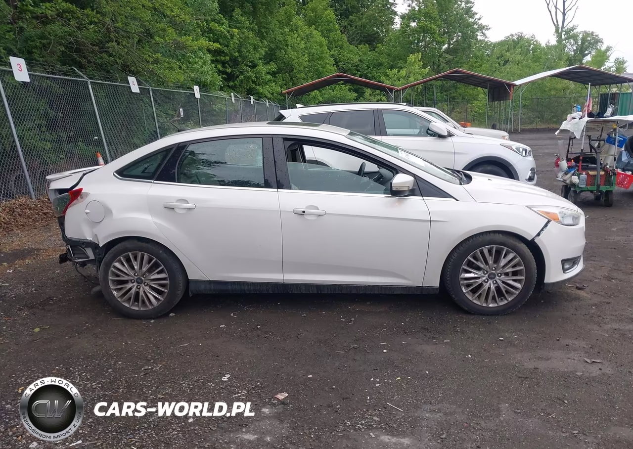 2018 Ford Focus Titanium VIN:1FADP3J25JL294757 - 13