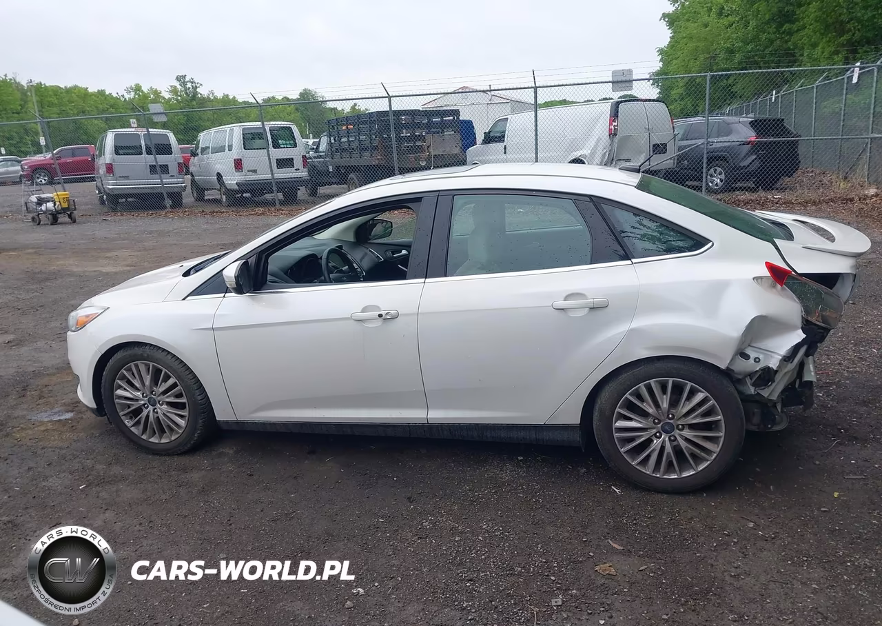 2018 Ford Focus Titanium VIN:1FADP3J25JL294757 - 14