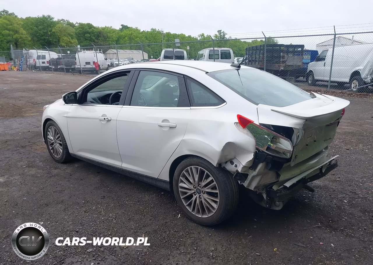 2018 Ford Focus Titanium VIN:1FADP3J25JL294757 - 3