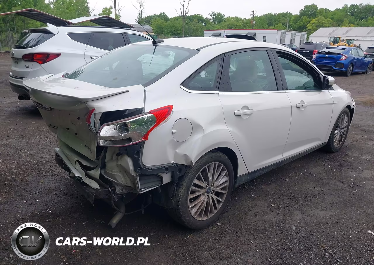 2018 Ford Focus Titanium VIN:1FADP3J25JL294757 - 4