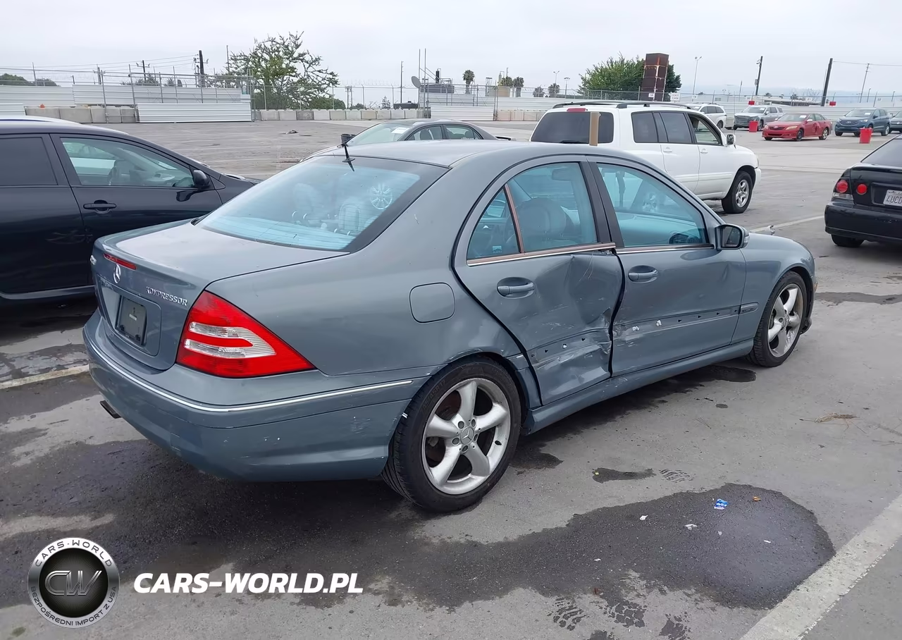 2005 Mercedes-Benz C 230 Kompressor Sport VIN:WDBRF40J85F651515 - 4