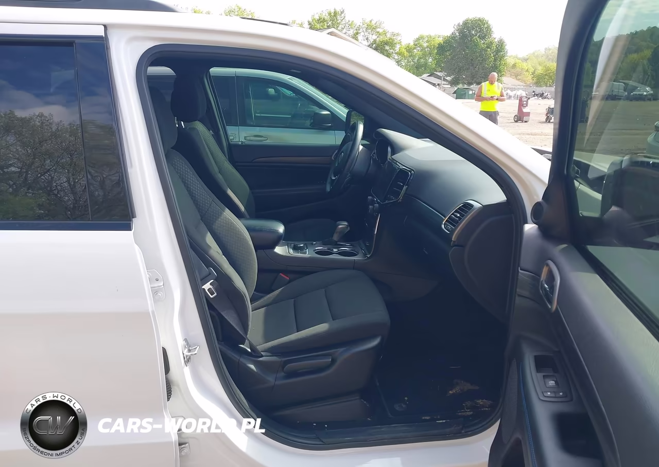 2019 Jeep Grand Cherokee Upland 4X4 VIN:1C4RJFAG8KC775392 - 5
