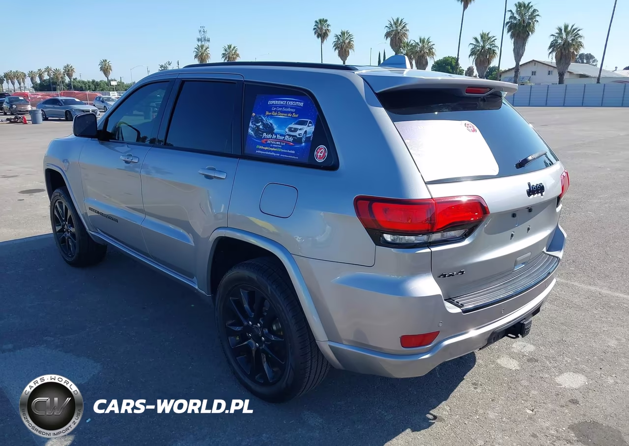 2017 Jeep Grand Cherokee Altitude 4X4 VIN:1C4RJFAG9HC753443 - 3