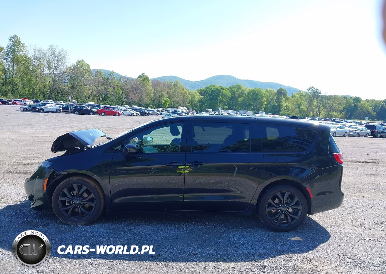 2020 Chrysler Pacifica Touring VIN:2C4RC1FG0LR150001 - 15