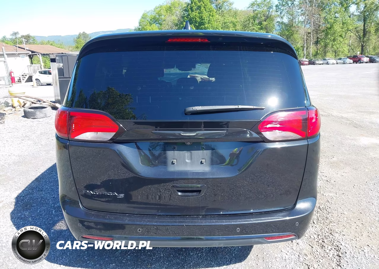 2020 Chrysler Pacifica Touring VIN:2C4RC1FG0LR150001 - 17