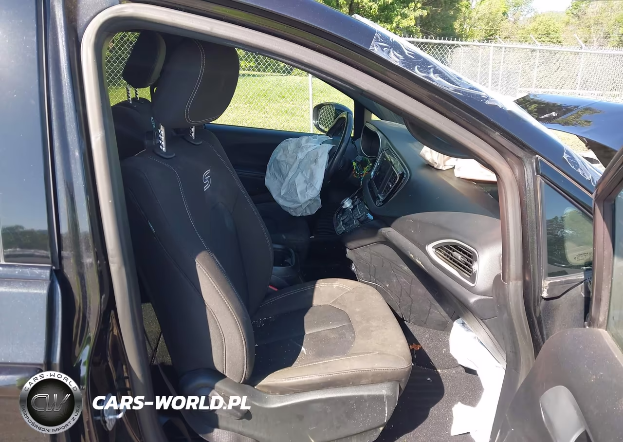 2020 Chrysler Pacifica Touring VIN:2C4RC1FG0LR150001 - 5