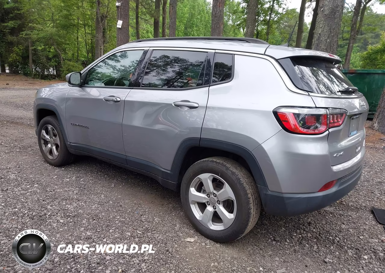 2019 Jeep Compass Latitude 4X4 VIN:3C4NJDBB8KT659197 - 3