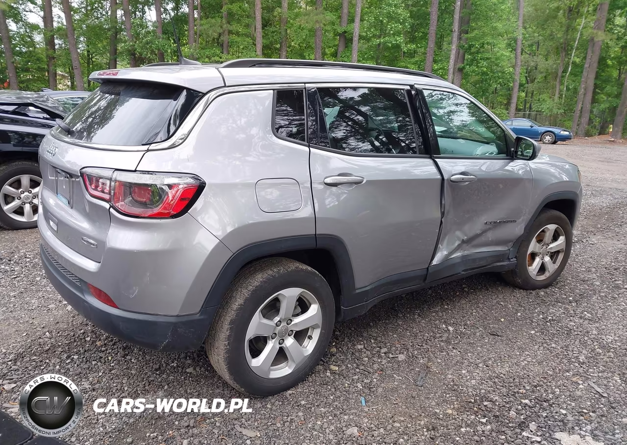 2019 Jeep Compass Latitude 4X4 VIN:3C4NJDBB8KT659197 - 4