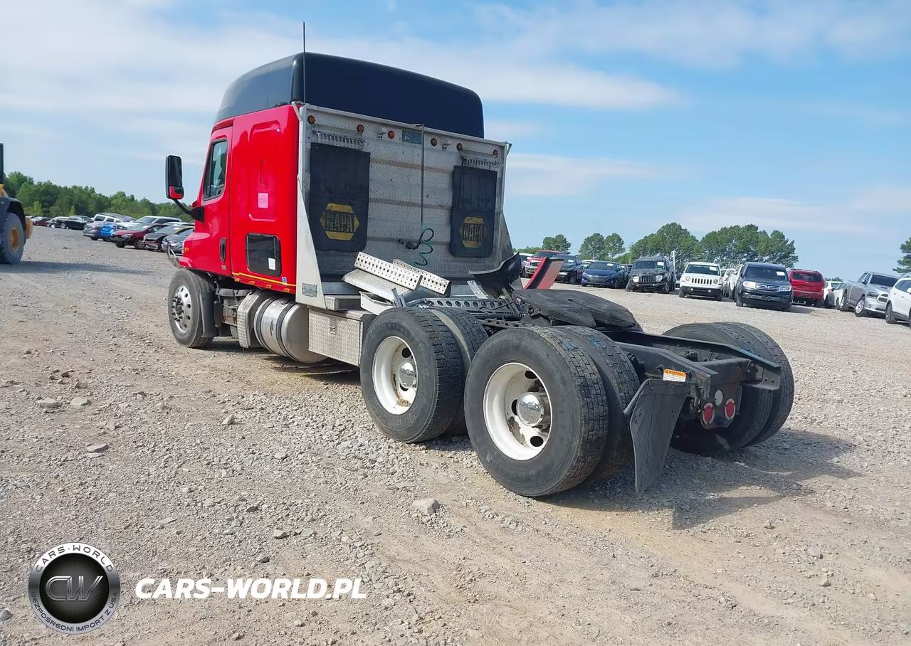 2015 Freightliner Cascadia 113 VIN:3AKJGHDV8FSGJ1745 - 3