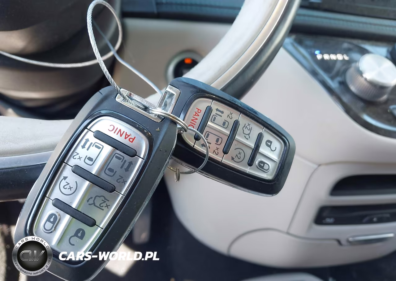 2019 Chrysler Pacifica Hybrid Limited VIN:2C4RC1N7XKR590890 - 11
