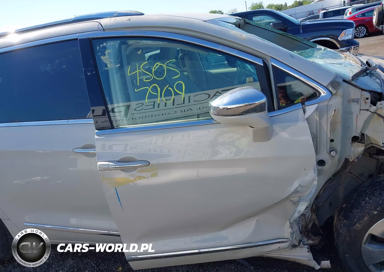 2019 Chrysler Pacifica Hybrid Limited VIN:2C4RC1N7XKR590890 - 20