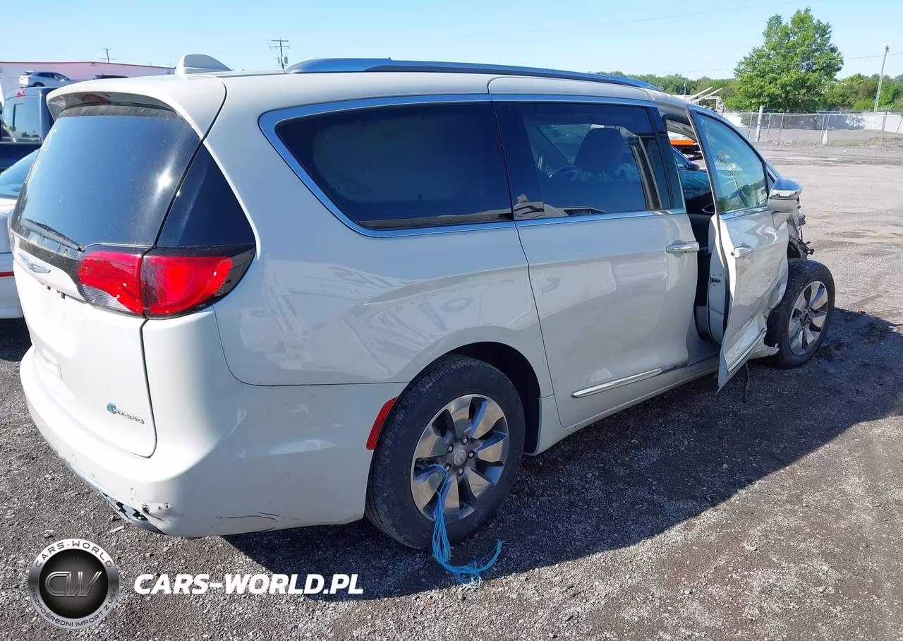 2019 Chrysler Pacifica Hybrid Limited VIN:2C4RC1N7XKR590890 - 4