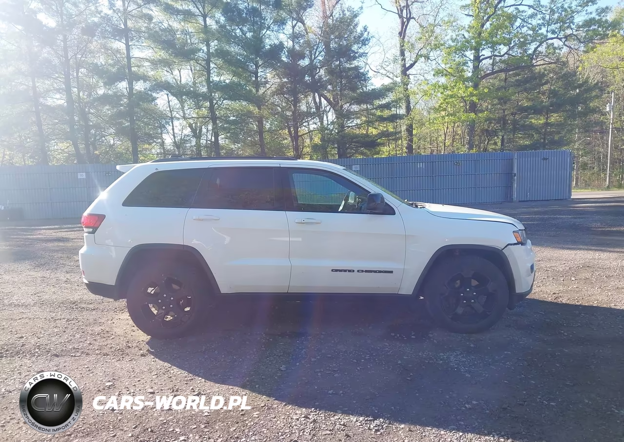 2018 Jeep Grand Cherokee Upland 4X4 VIN:1C4RJFAG1JC465552 - 13