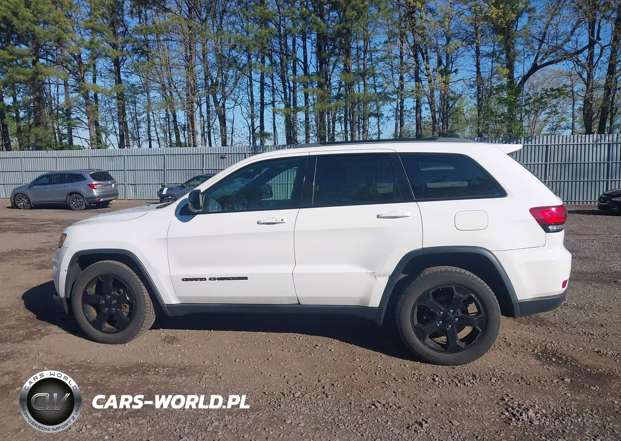 2018 Jeep Grand Cherokee Upland 4X4 VIN:1C4RJFAG1JC465552 - 14