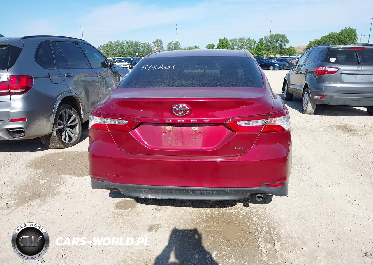2018 Toyota Camry Le VIN:4T1B11HK8JU516601 - 17