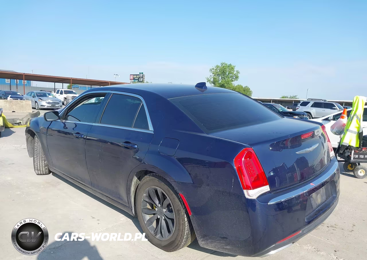 2015 Chrysler 300 Limited VIN:2C3CCAAG2FH921957 - 3