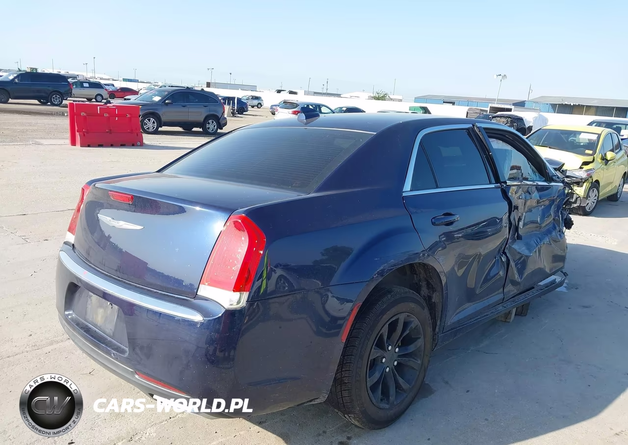 2015 Chrysler 300 Limited VIN:2C3CCAAG2FH921957 - 4