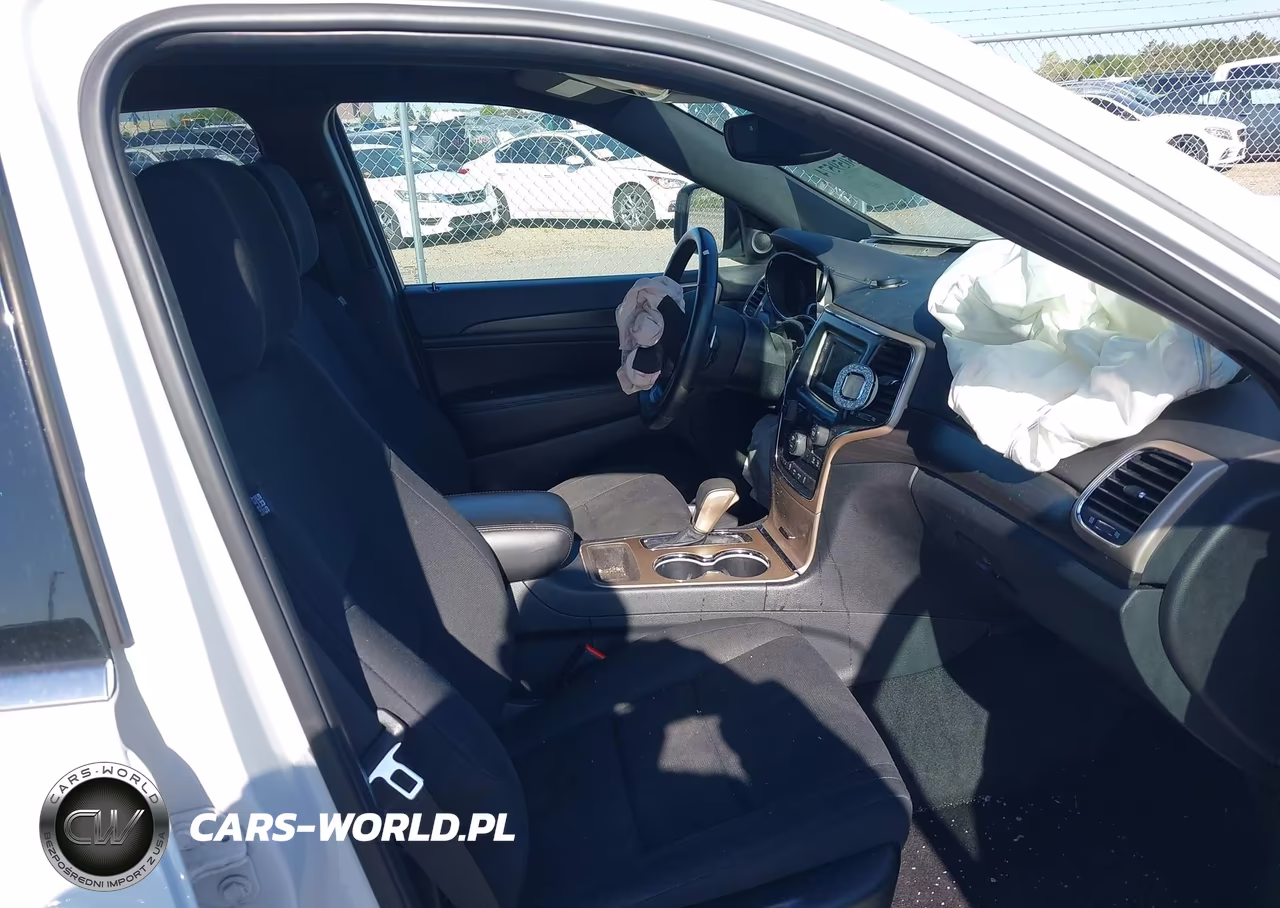2017 Jeep Grand Cherokee Laredo VIN:1C4RJFAGXHC645672 - 5