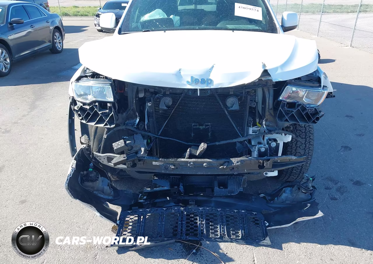 2017 Jeep Grand Cherokee Laredo VIN:1C4RJFAGXHC645672 - 6