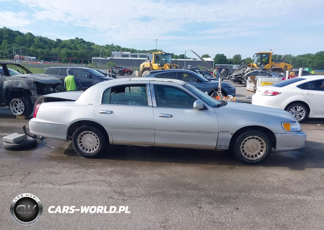 2001 Lincoln Town Car Executive VIN:1LNHM81W01Y672910 - 14