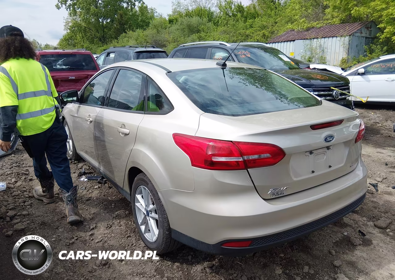 2017 Ford Focus Se VIN:1FADP3F24HL291819 - 3