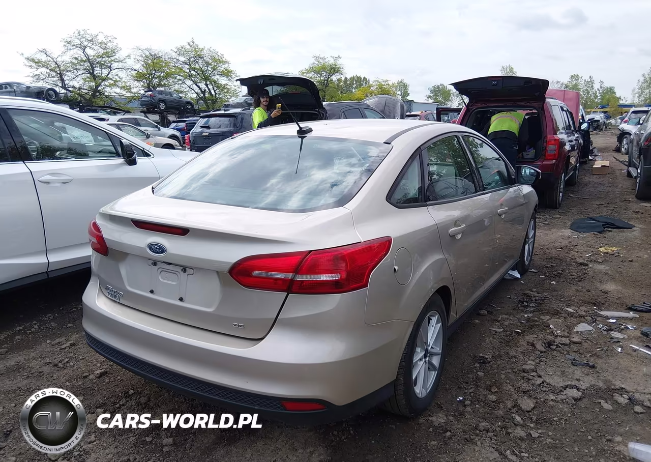 2017 Ford Focus Se VIN:1FADP3F24HL291819 - 4