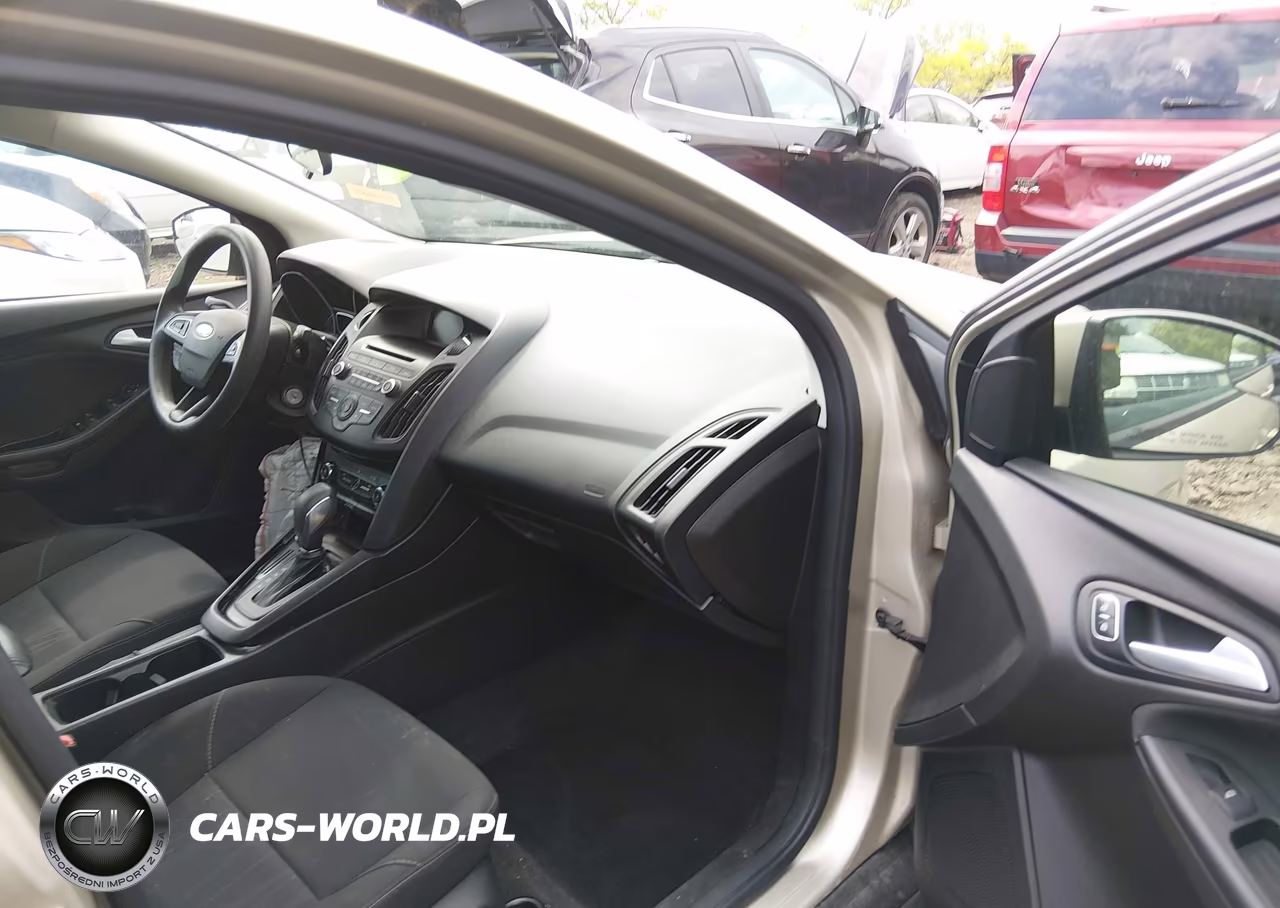 2017 Ford Focus Se VIN:1FADP3F24HL291819 - 5
