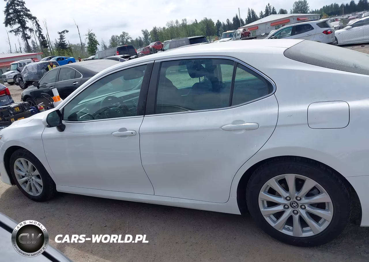 2018 Toyota Camry Le VIN:4T1B11HK3JU632756 - 15