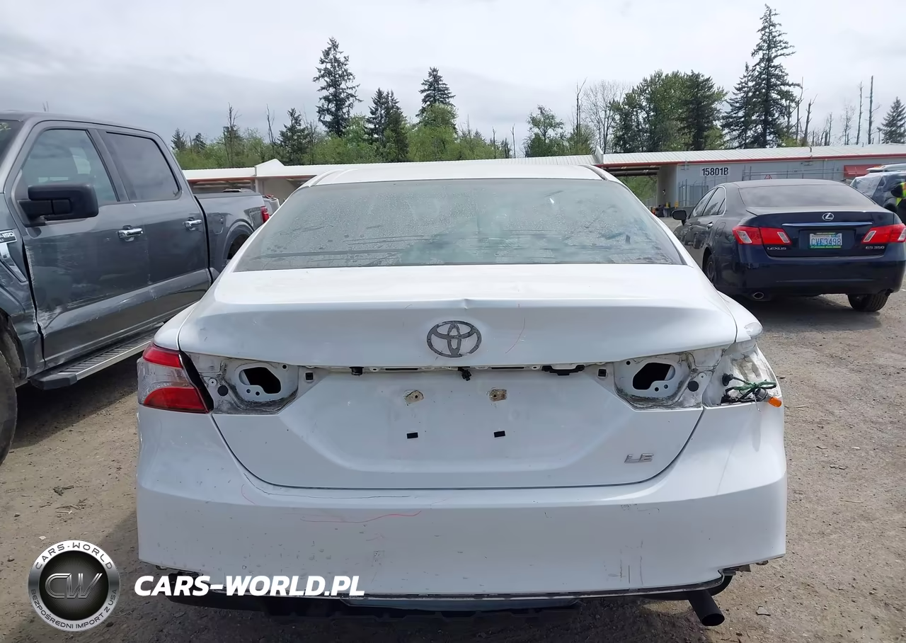 2018 Toyota Camry Le VIN:4T1B11HK3JU632756 - 17
