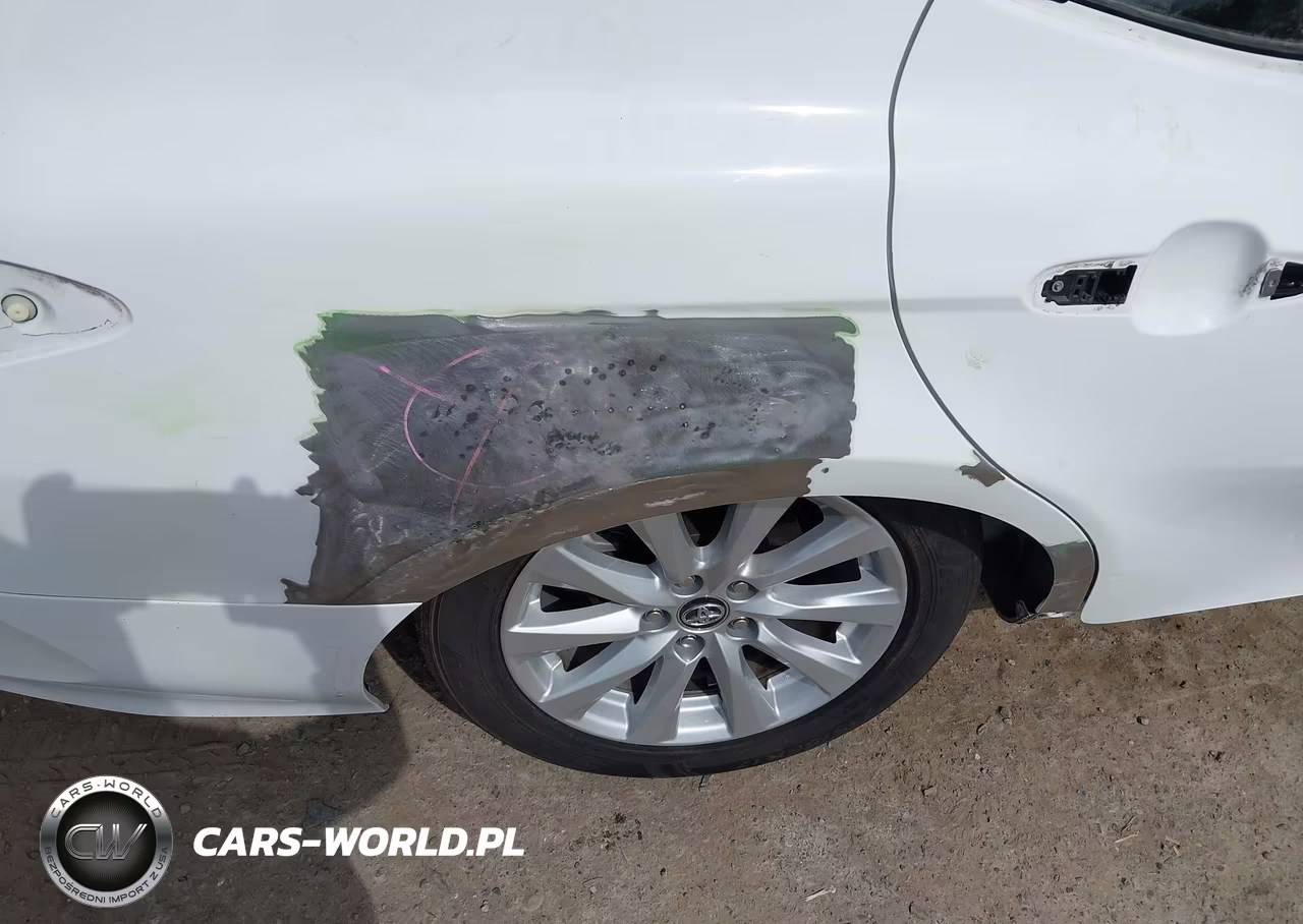 2018 Toyota Camry Le VIN:4T1B11HK3JU632756 - 18