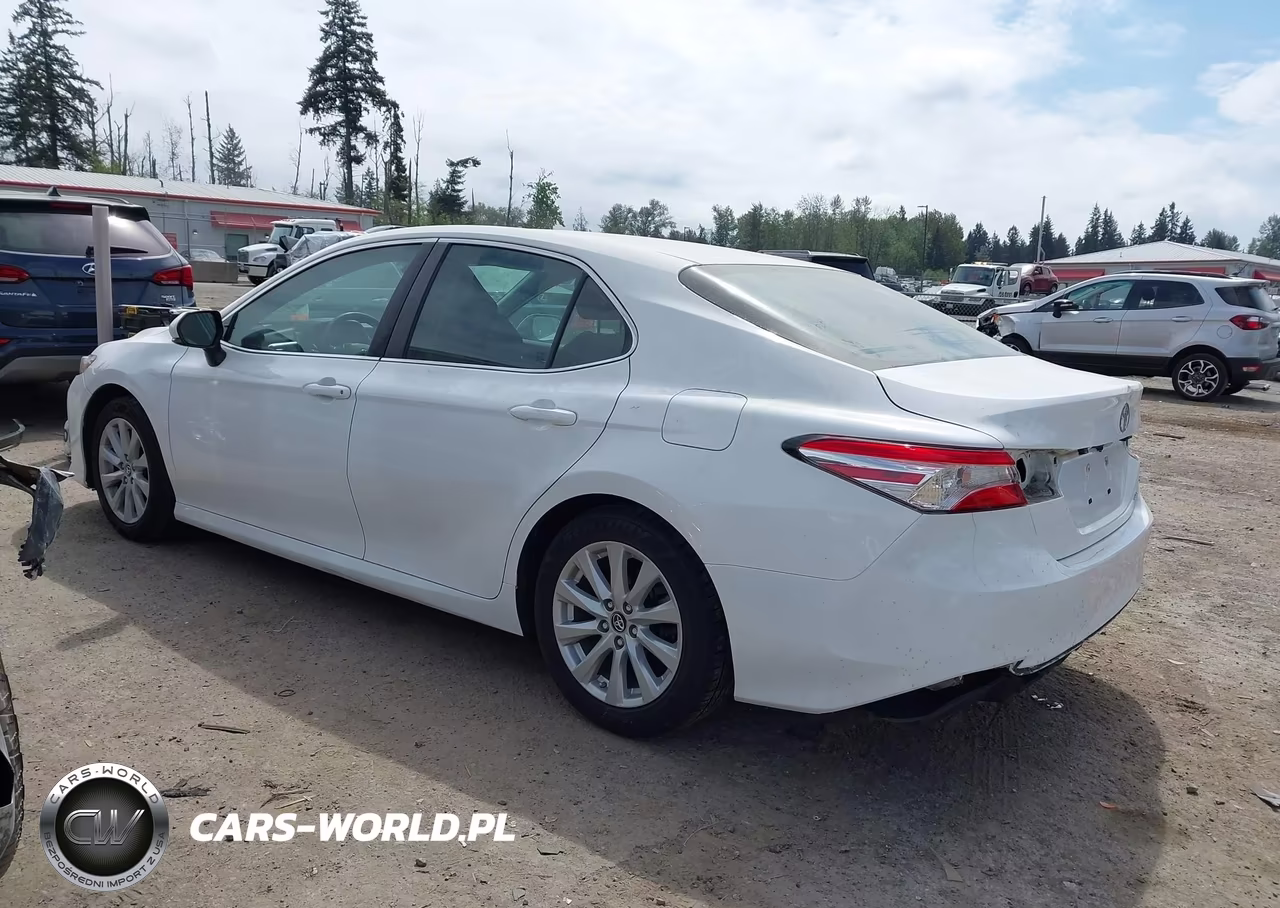 2018 Toyota Camry Le VIN:4T1B11HK3JU632756 - 3