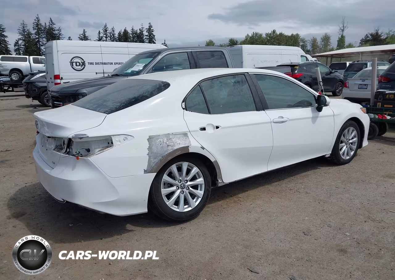 2018 Toyota Camry Le VIN:4T1B11HK3JU632756 - 4