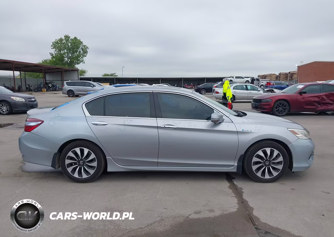 2017 Honda Accord Hybrid Touring VIN:JHMCR6F71HC028330 - 13