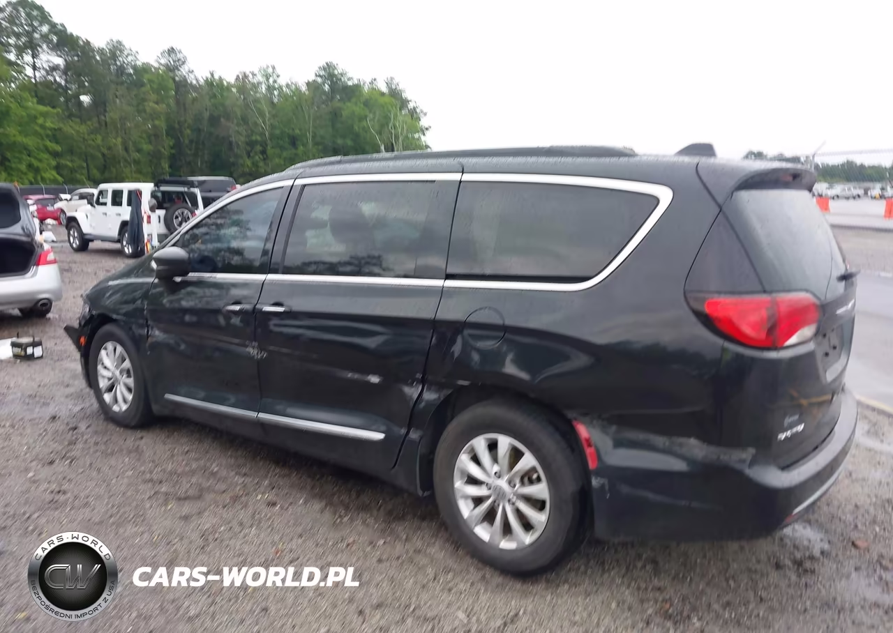 2017 Chrysler Pacifica Touring-L VIN:2C4RC1BG2HR710632 - 3