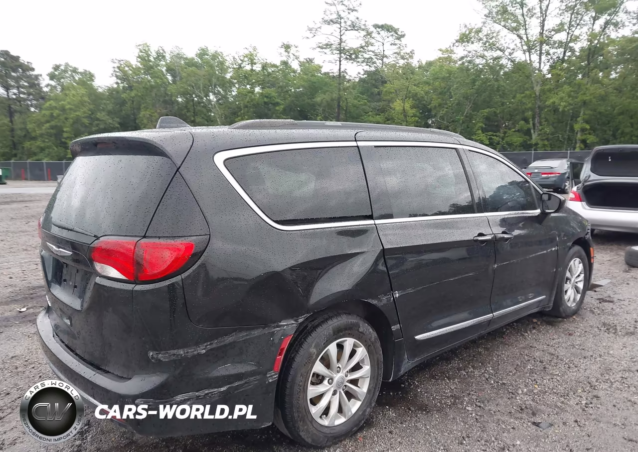 2017 Chrysler Pacifica Touring-L VIN:2C4RC1BG2HR710632 - 4