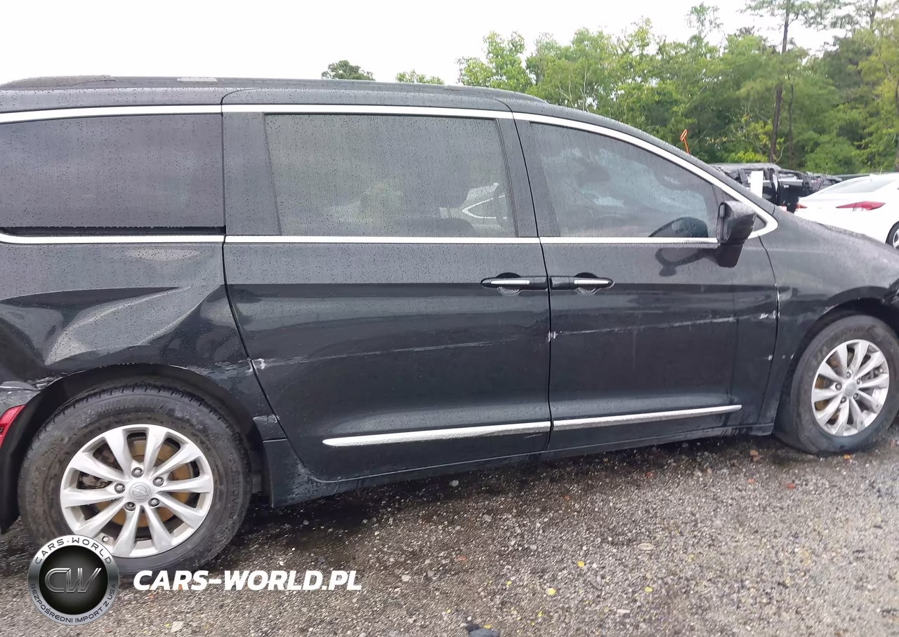 2017 Chrysler Pacifica Touring-L VIN:2C4RC1BG2HR710632 - 6