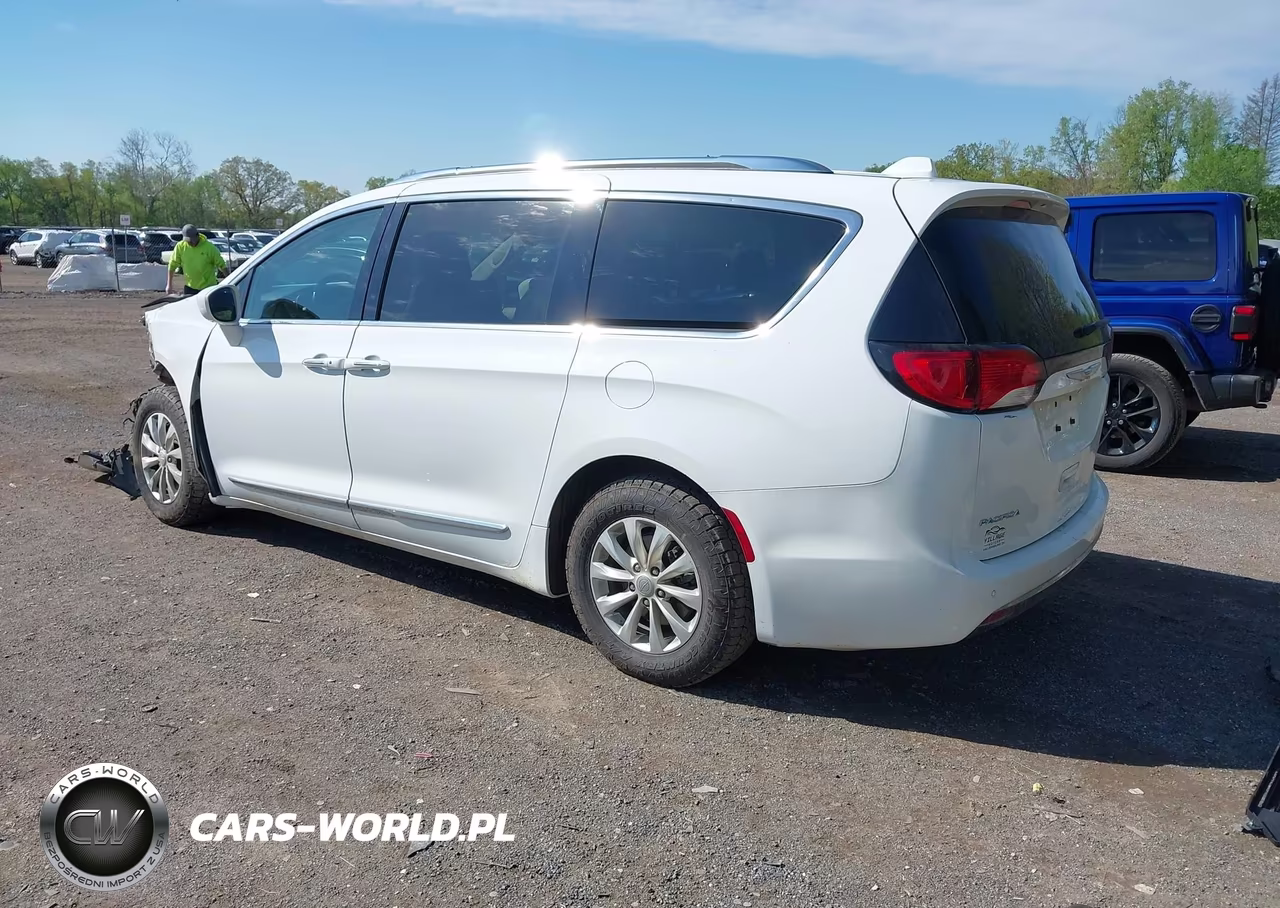 2018 Chrysler Pacifica Touring L VIN:2C4RC1BG8JR292017 - 3