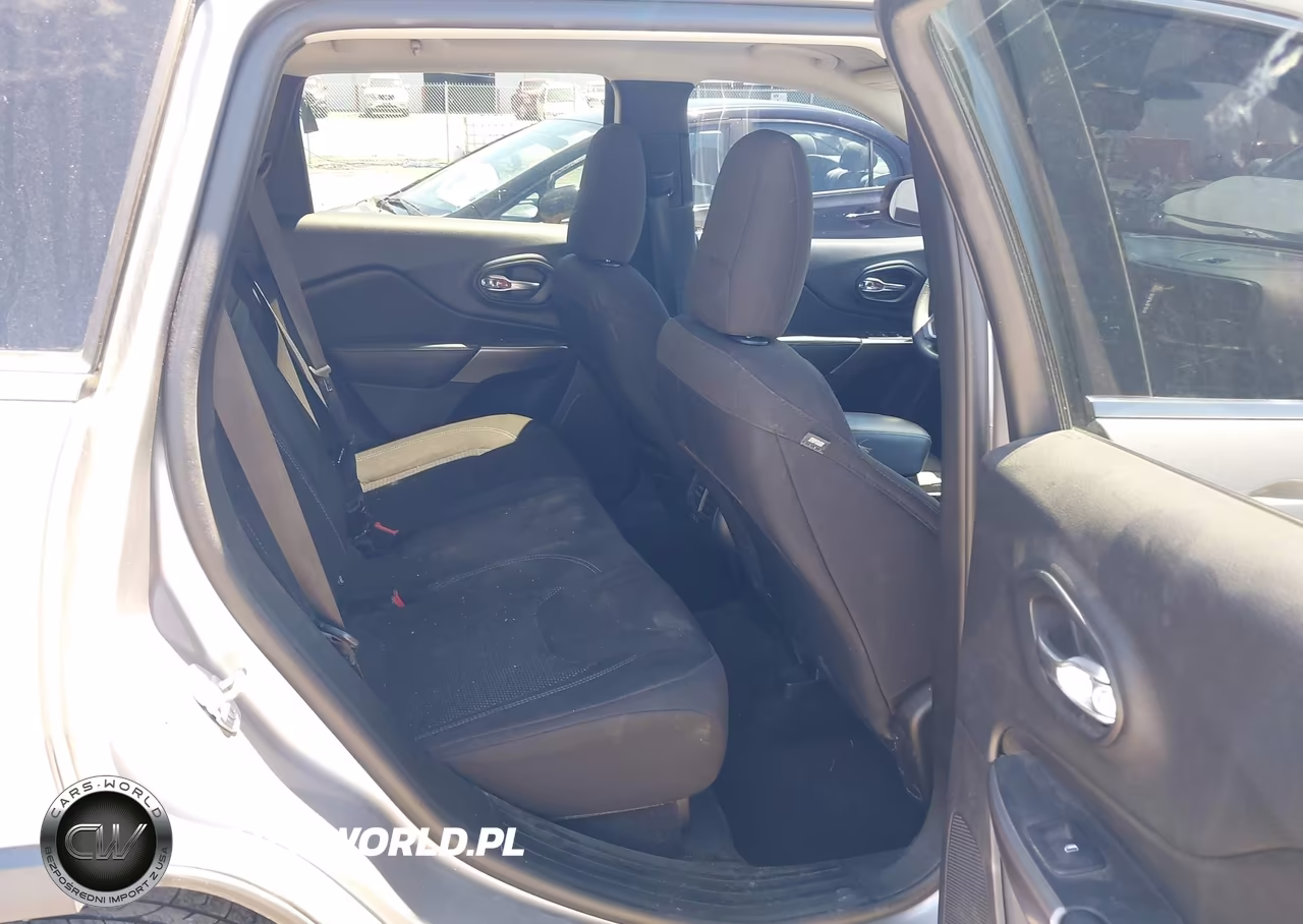 2019 Jeep Cherokee Latitude Fwd VIN:1C4PJLCBXKD114304 - 8