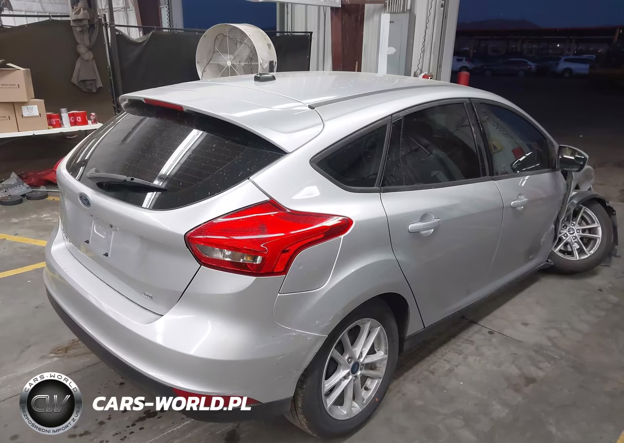 2018 Ford Focus Se VIN:1FADP3K27JL262469 - 4