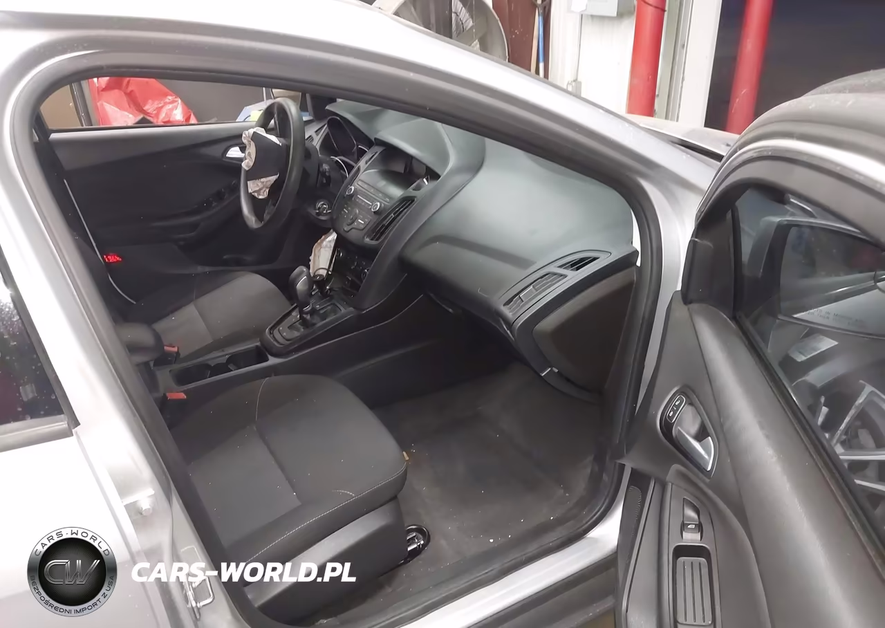 2018 Ford Focus Se VIN:1FADP3K27JL262469 - 5