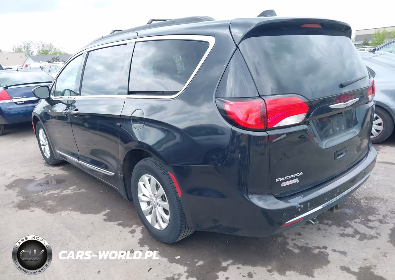 2017 Chrysler Pacifica Touring-L VIN:2C4RC1BG9HR759620 - 3