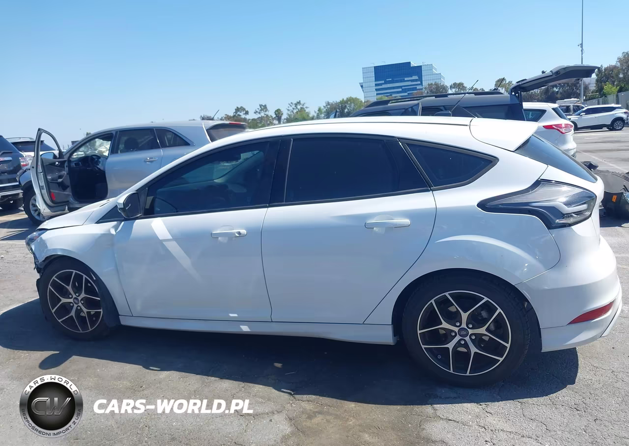 2016 Ford Focus Se VIN:1FADP3K25GL212808 - 14