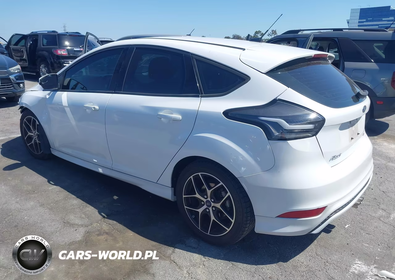 2016 Ford Focus Se VIN:1FADP3K25GL212808 - 3