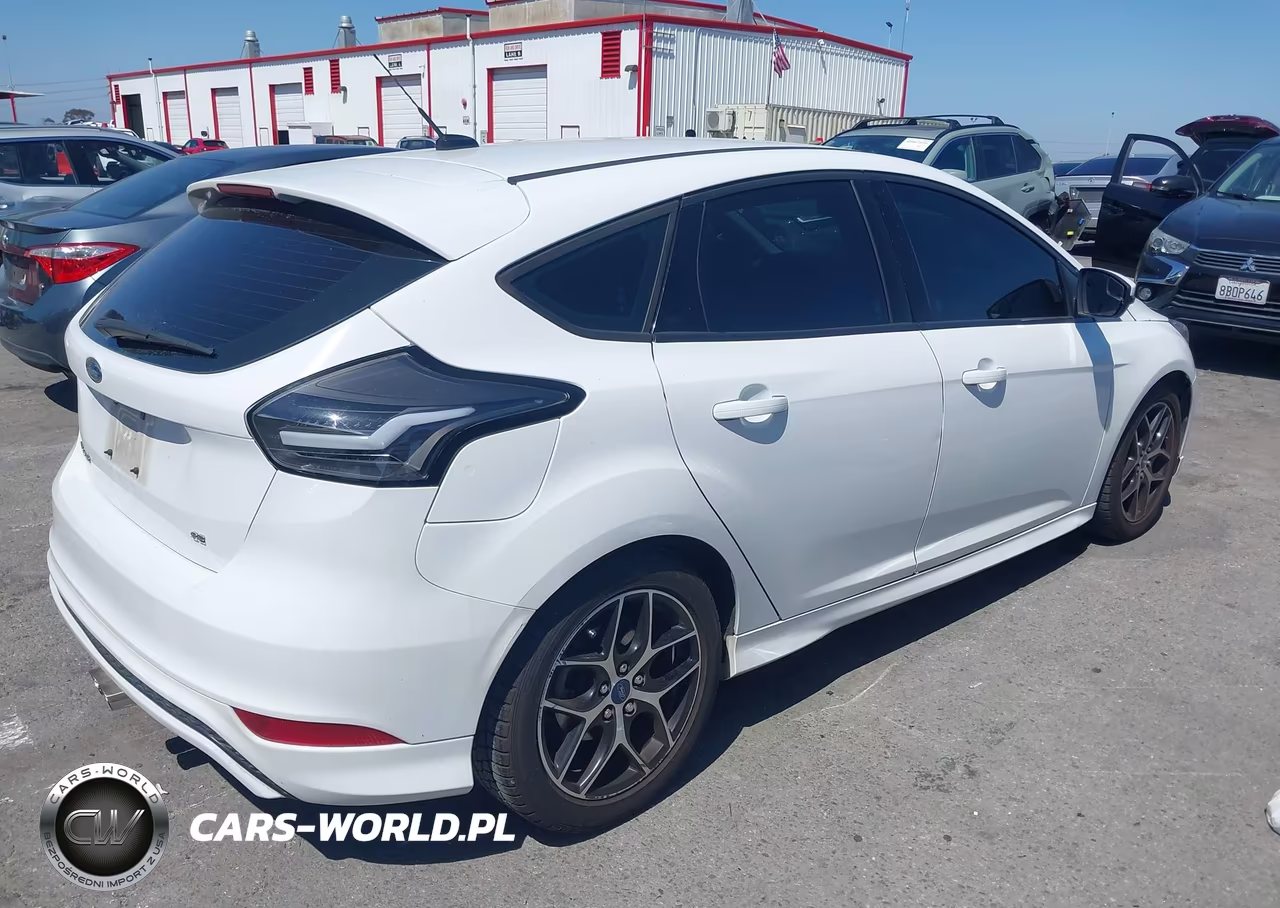2016 Ford Focus Se VIN:1FADP3K25GL212808 - 4